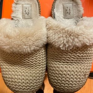 UGG Women’s slip on slippers